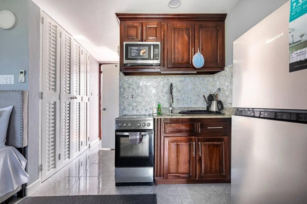 Seaside Loft With Pool, Sea Castles, Apartment Montego Bay
