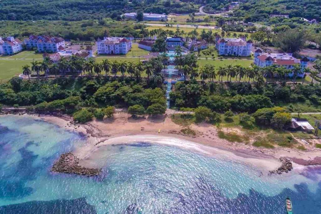 Seaside Loft With Pool, Sea Castles, Apartment Montego Bay